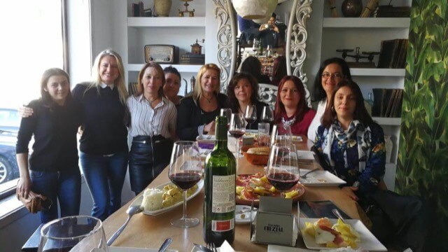Das Team von Claudia Cosquiere S.L. an einem Tisch